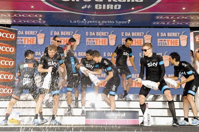 Takole so se kolesarji Skyja veselili po za njih izredno uspešni drugi etapi na Giru d'Italia. 
