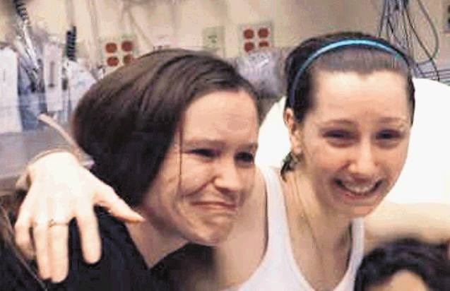 Amanda Berry (desno) s sestro Beth Serrano v clevelandski bolnišnici.  