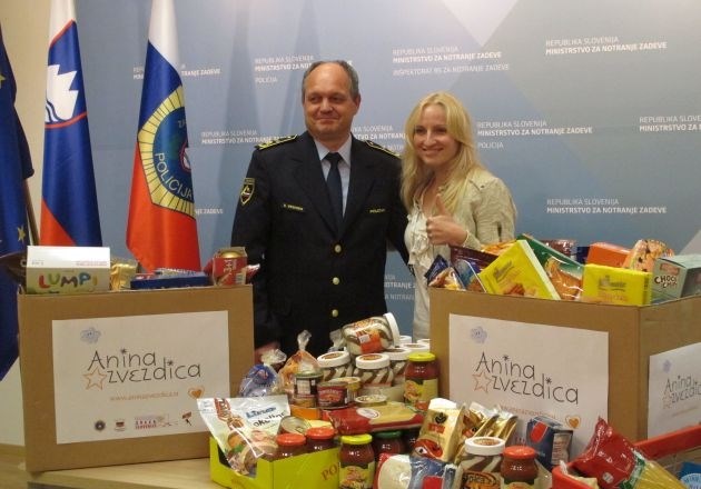 Ustanoviteljici Anine zvezdice Ani Lukner je danes zbrano hrano predal generalni direktor policije Stanislav Veniger  Foto:...