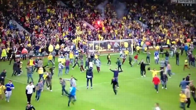 Navijači Watforda so po zmagovitem golu v 97. minuti vdrli na igrišče. (Foto: youtube) 