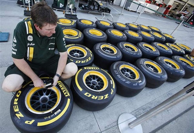 Pri Lotusu so nezadovoljni, ker bo Pirelli po šestih dirkah dosedanje vrste gum zamenjal z novimi. (Foto: Reuters) 