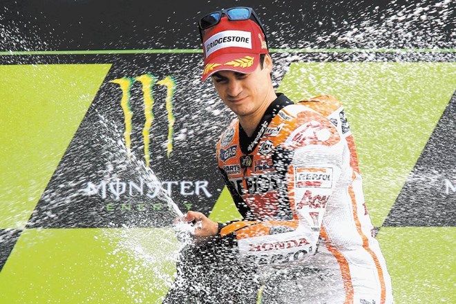 Španec Dani Pedrosa je s šampanjcem proslavil zmago na včerajšnji dirki v razredu motoGP za svetovno prvenstvo v Le Mansu. 