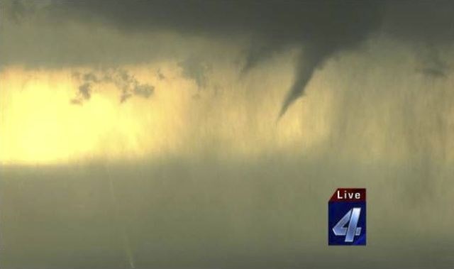 Ameriške zvezne države Oklahoma, Kansas in Iowa je v nedeljo prizadelo več tornadov, v katerih je umrla najmanj ena oseba. 
