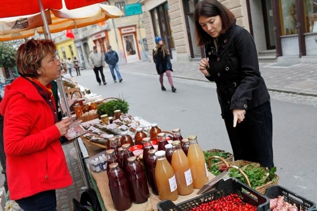 Trubarjeva zelena tržnica - ulična prodaja ekoloških pridelkov jeseni 2012.    