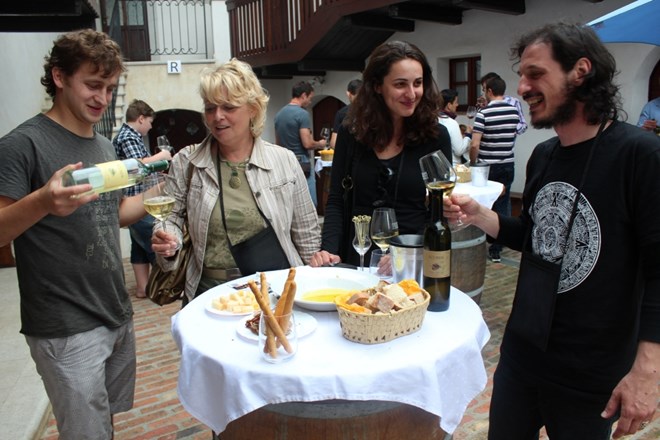 Poleg pokušin in nakupa različnih vin bodo imeli obiskovalci Goriških brd dva dni tudi privilegij spoznati vinske akterje, se...