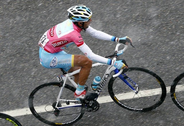 Vincenzo Nibali ostaja v rožnati majici vodilnega kolesarja v skupnem seštevku dirke. (Foto: Reuters) 
