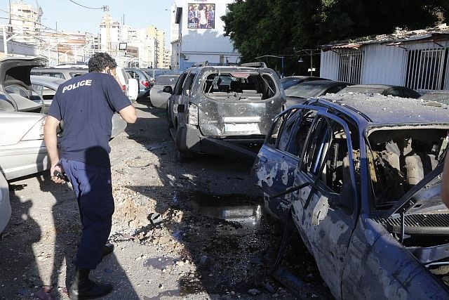 V raketnem napadu so bile ranjene najmanj štiri osebe. (foto: Reuters) 