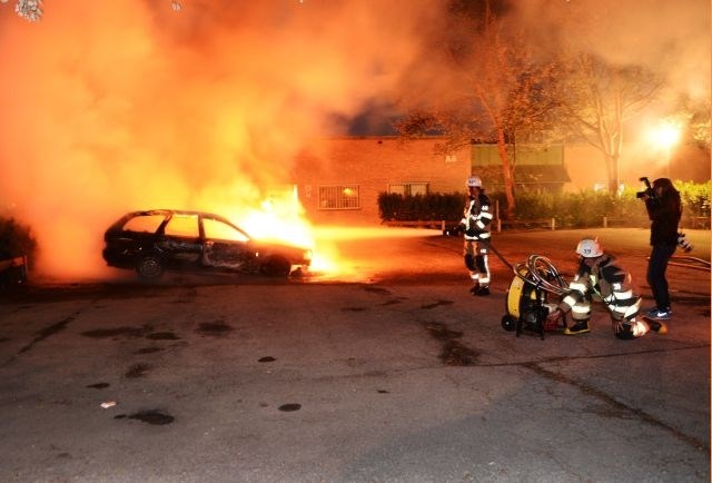 Izgredniki so za seboj sredi ulic Stockholma puščali tudi goreča vozila. 