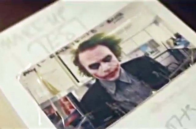 Heath Ledger, prvič vizualno transformiran v Jokerja. (foto: Youtube) 