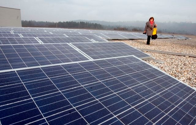 Dajatev na solarne panele bi lahko ogrozila 400.000 delovnih mest na Kitajskem, v EU pa 250 tisoč