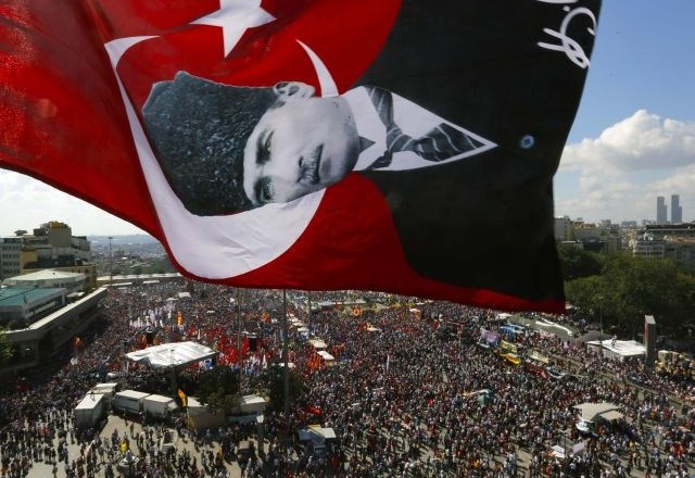Pamuk: Spoštujem jezo protestnikov, razume pa jo tudi ves svet