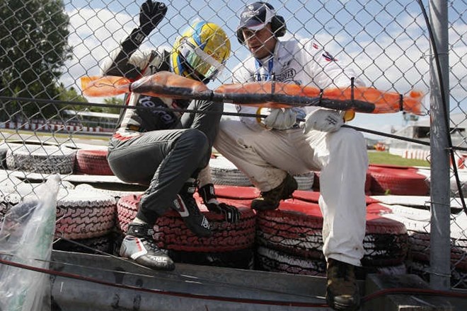 Do nesreče je prišlo, ko so delavci umikali dirkalnik Estebana Gutierreza (na sliki). (Foto: Reuters) 