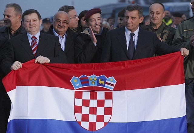 Mladen Markač in  Ante Gotovina s hrvaško zastavo po vrnitvi na Hrvaško.     