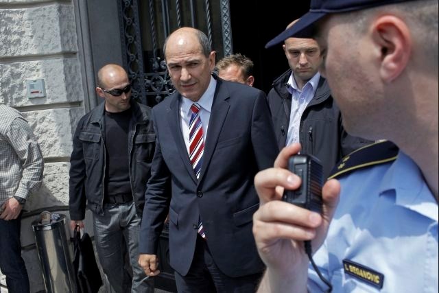 Predsednik SDS Janez Janša obsojen na dve leti zapora in plačilo 37.000 evrov.     