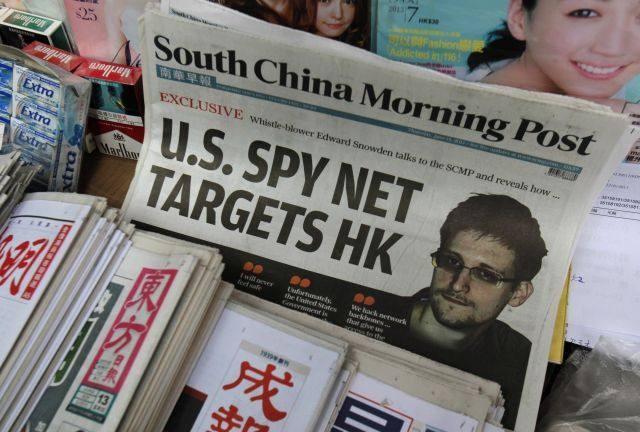 Snowden se je znašel na naslovnicah časopisov po vsem svetu. (Foto: Reuters) 
