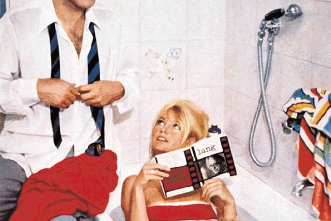 Godardov Prezir: scenarist Paul Javal (Michel Piccoli) in njegova lepa žena Camilla (Brigitte Bardot) v emblematičnem prizoru...