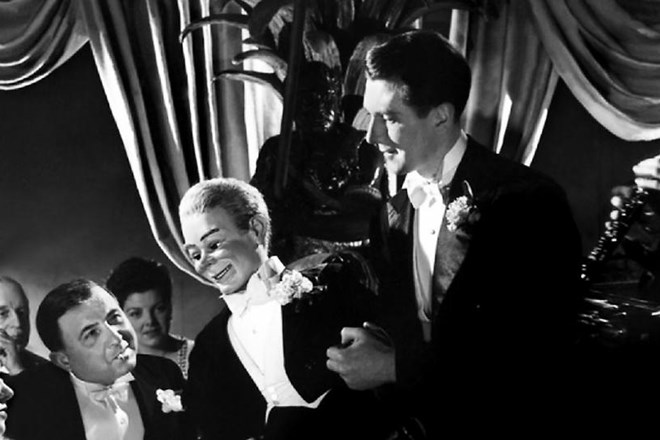 Prizor iz angleškega filmskega omnibusa, srhljivke Pozno ponoči (1945), s katero se je pred 50 leti začel program dvorane...