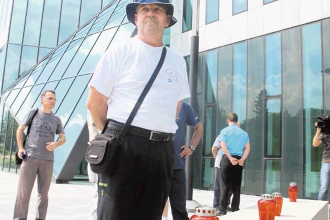 Nekdanji delavec Primorja Peter Praček je  leto po stečaju še zadnjega večjega slovenskega gradbinca   prižgal svečo....