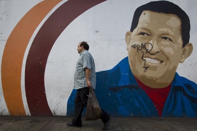 Oliver Stone snema “zelo lep” film o Hugu Chavezu