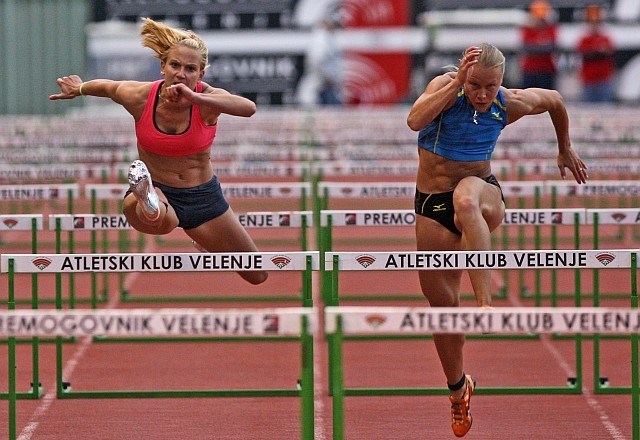 Marina Tomič (levo) je prepričljivo slavila v teku na 100 metrov z ovirami. (slika je simbolična - foto: Tomaž Skale /...