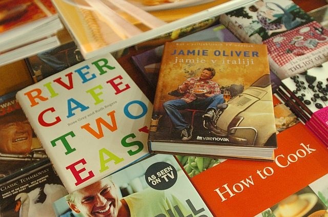In čeprav je Oliver v karieri izdal že skorajda 20 kuharskih knjig, pa je šele pri 38. prvič v celoti prebral knjigo. 