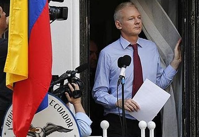 Julian Assange na ekvadorskem veleposlaništvu. 