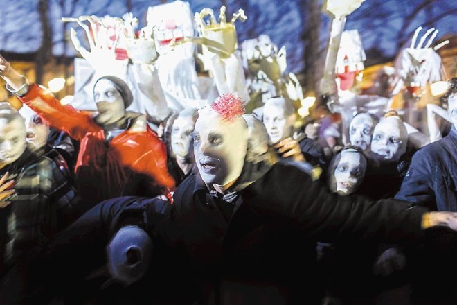 »Zombijevski« umetniški odgovor na politično provokacijo na Kongresnem trgu v Ljubljani januarja letos 