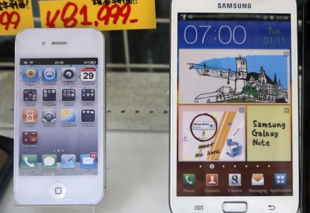 iPhone (levo) in Samsung Galaxy Note (desno).    