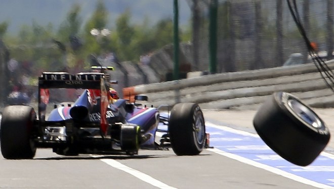 Vzrok za hitre spremembe je nedeljska nezgoda na dirki na Nürburgringu. (Foto: Reuters) 