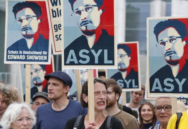 Nevladne organizacije in sindikati zahtevajo, da slovenska vlada Snowdnu ponudi zaščito in zatočišče