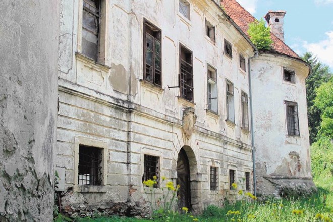 Tako se godi gradu Šrajbarski turn v Leskovcu pri Krškem. Ministrstvo naj bi njegovo celovito obnovo, vredno 6 milijonov...