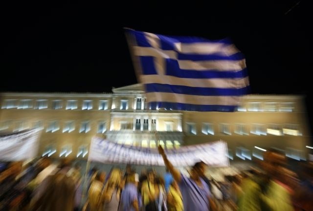 V središču Aten je zadnje tri dni protestiralo na tisoče ljudi. 