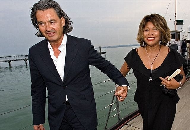 Tina Turner se je danes poročila z dolgoletnim partnerjem Erwinom Bachom. (foto: Reuters) 