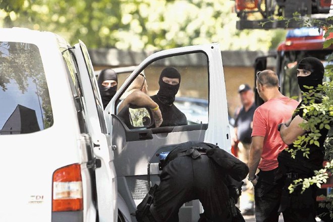 Pripadniki specialnih policijskih enot so stanovalce blokov na Linhartovi cesti obvarovali pred eksplozijo v šestem...