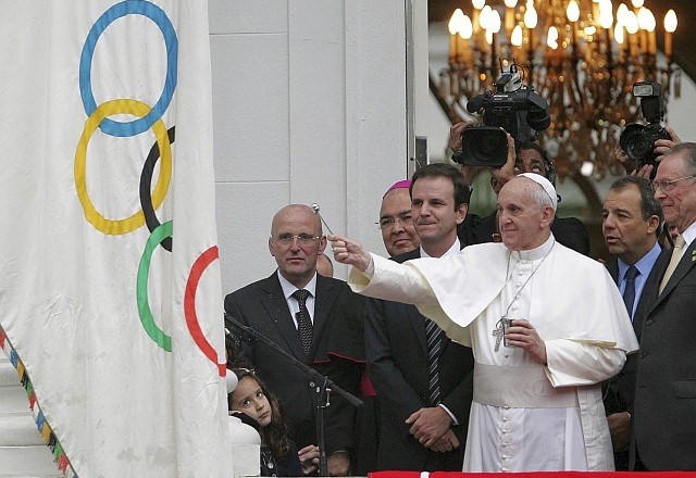 Papež Frančišek je v Riu blagoslovil olimpijsko zastavo. (Foto: Reuters) 