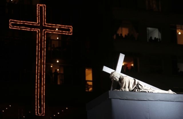 Papež je na Copacabani spremljal križev pot 