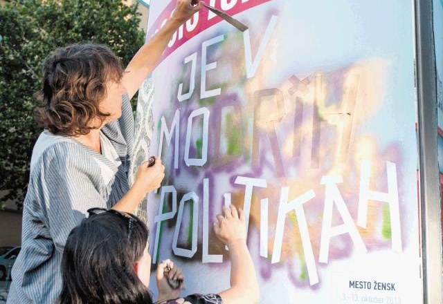 »Mesto žensk je v modrih politikah,« sporoča eden izmed ročno izdelanih plakatov Tanje Radež, ki je umeščen nasproti...