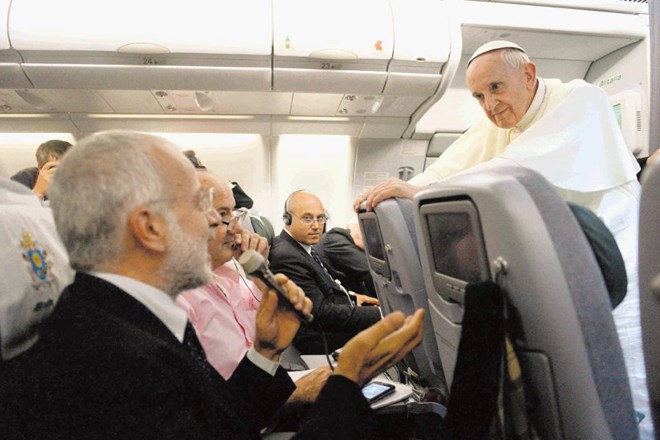 Papež Frančišek novinarjem na poletu iz Brazilije ni pozabil povedati, da so homoseksualni stiki greh. Res pa je to povedal...