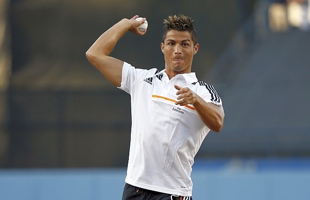 Cristiano Ronaldo naj se raje drži nogometa, saj se pri metu žogice ni najbolj izkazal. (foto: Reuters) 