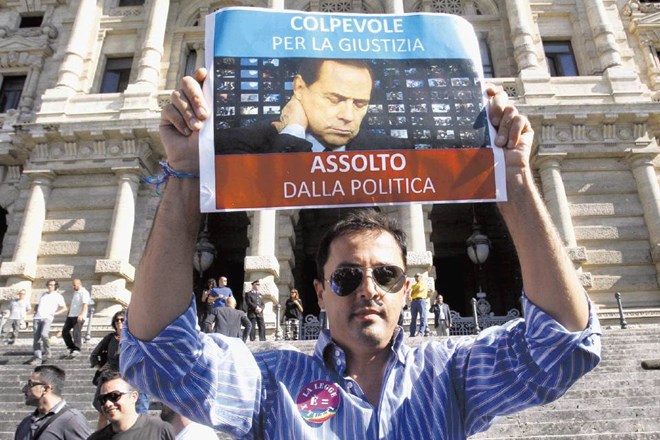 Obsodba je hud udarec za Berlusconija, vladna kriza v Italiji pa že na vidiku.  