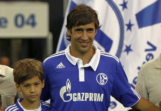 Raul je po 16 letih pri Realu dve sezoni preživel pri Schalkeju, kjer je hitro postal zelo priljubljen. (Foto: Reuters) 