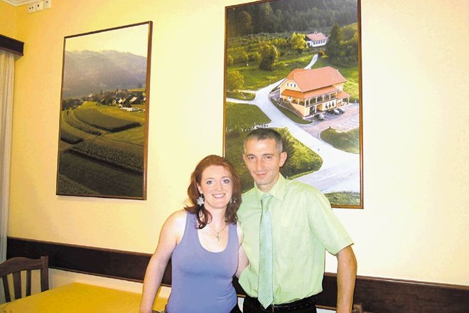Robert Hirci skupaj z ženo Janjo Ulaga na gostilniški terasi 