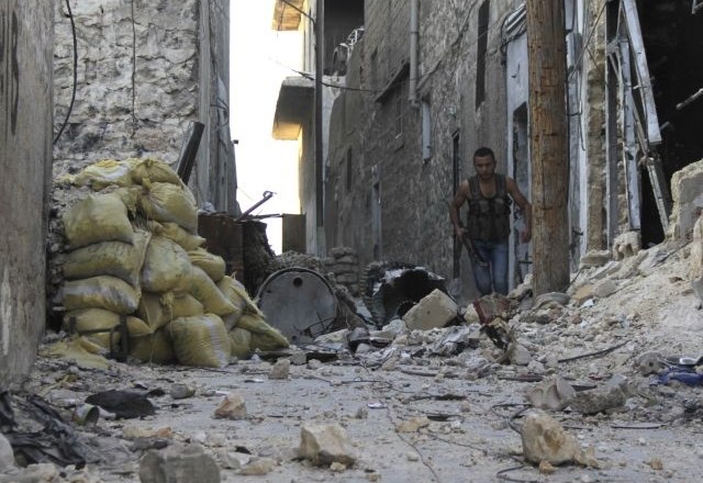 AI: Alep je “popolnoma opustošen”, Sirce ubijajo na tleh in bombardirajo z zraka