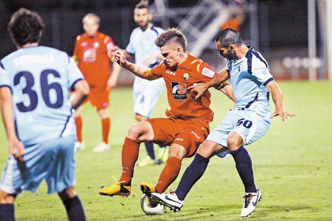 Igralec Rudarja Elvis Bratanović (v rdeči majici) je z menjavo igralnih položajev povzročal obilo težav  nogometašem Gorice...