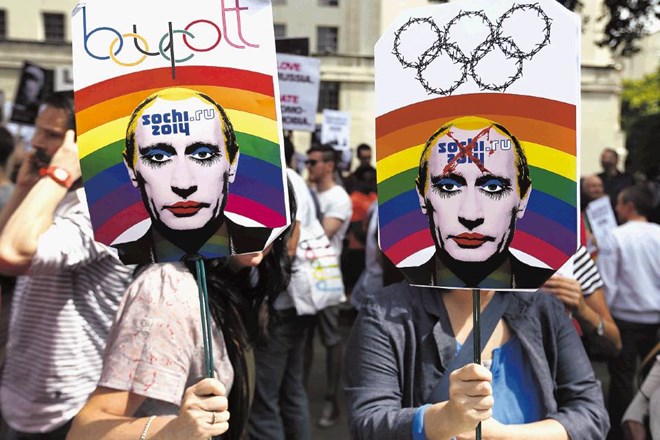 Protestniki pred ruskim veleposlaništvom v Londonu zahtevajo bojkot olimpijskih iger v Sočiju. 