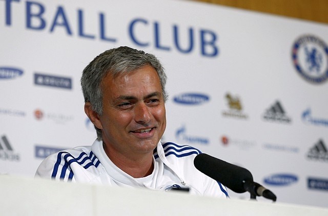 Jose Mourinho se je vrnil k Chelseaju. Jutri bo sezono odprl s tekmo proti Hullu. (Foto: Reuters) 