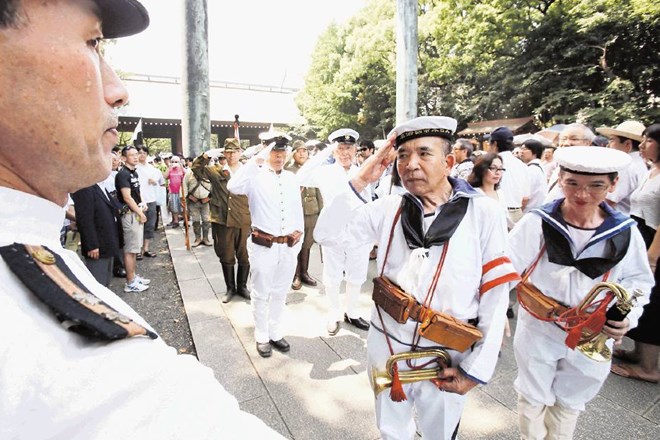 Japonski vojni veterani v četrtek v tokijskem svetišču Jasukuni AP 