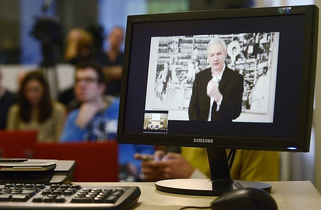 Julian Assange je že od lanskega poletja na ekvadorskem veleposlaništvu v Londonu. (foto: Reuters) 
