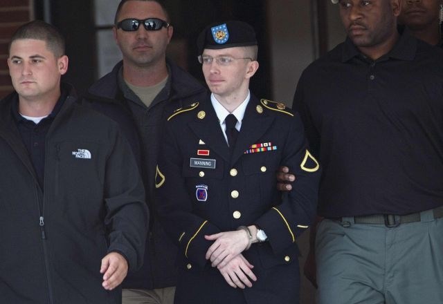 Bradley Manning je po razsodbi tolažil odvetnike. 