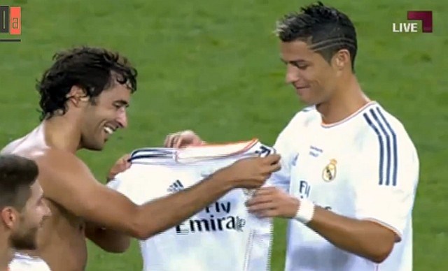 Ronaldo je Raulu odstopil dres s število 7, ki mu ga je nato Raul po prvem polčasu podaril, v nadaljevanju tekme pa je...